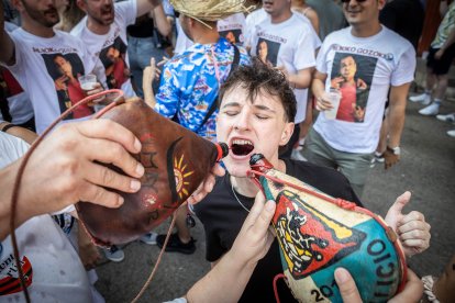 Abran bien los ojos y vean, señores, qué hermosos despojos voy a subastar.