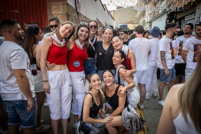 Abran bien los ojos y vean, señores, qué hermosos despojos voy a subastar.