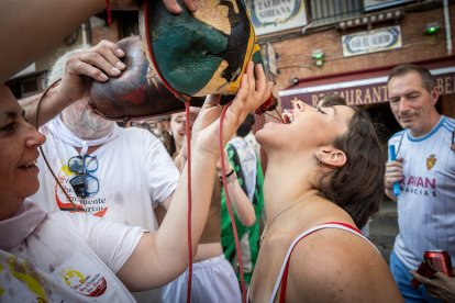 Abran bien los ojos y vean, señores, qué hermosos despojos voy a subastar.