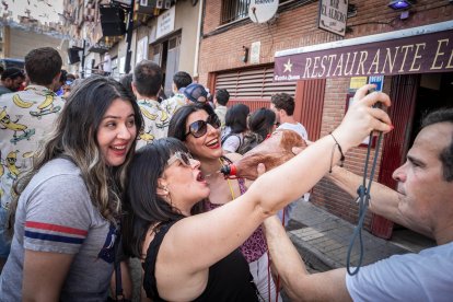 Abran bien los ojos y vean, señores, qué hermosos despojos voy a subastar.