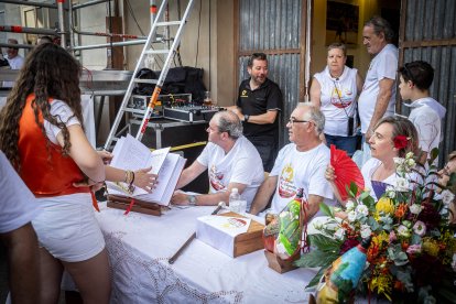 Abran bien los ojos y vean, señores, qué hermosos despojos voy a subastar.