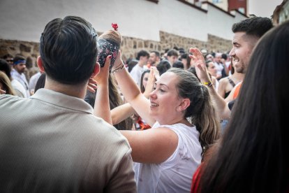 Abran bien los ojos y vean, señores, qué hermosos despojos voy a subastar.