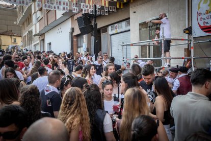 Abran bien los ojos y vean, señores, qué hermosos despojos voy a subastar.