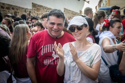 Abran bien los ojos y vean, señores, qué hermosos despojos voy a subastar.