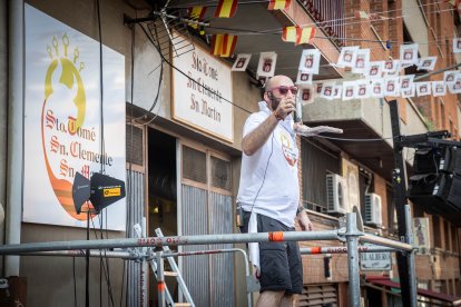 Abran bien los ojos y vean, señores, qué hermosos despojos voy a subastar.