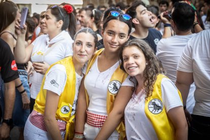 Abran bien los ojos y vean, señores, qué hermosos despojos voy a subastar.