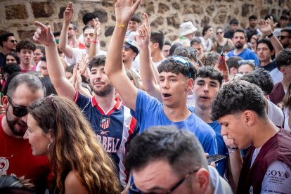 Abran bien los ojos y vean, señores, qué hermosos despojos voy a subastar.