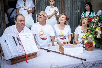 Abran bien los ojos y vean, señores, qué hermosos despojos voy a subastar.