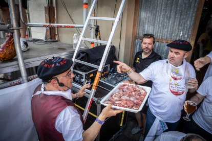 Abran bien los ojos y vean, señores, qué hermosos despojos voy a subastar.