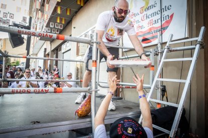 Abran bien los ojos y vean, señores, qué hermosos despojos voy a subastar.