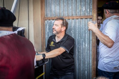 Abran bien los ojos y vean, señores, qué hermosos despojos voy a subastar.