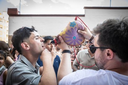 Abran bien los ojos y vean, señores, qué hermosos despojos voy a subastar.