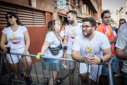 Abran bien los ojos y vean, señores, qué hermosos despojos voy a subastar.