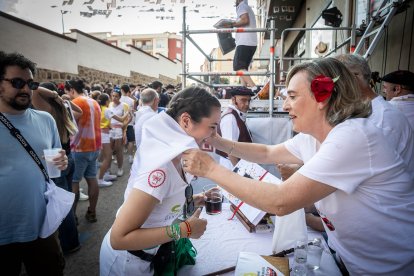 Abran bien los ojos y vean, señores, qué hermosos despojos voy a subastar.