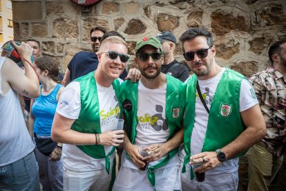 Abran bien los ojos y vean, señores, qué hermosos despojos voy a subastar.