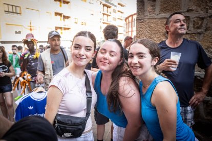 Abran bien los ojos y vean, señores, qué hermosos despojos voy a subastar.