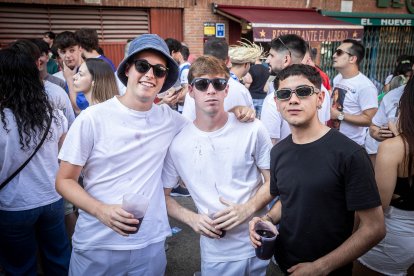 Abran bien los ojos y vean, señores, qué hermosos despojos voy a subastar.