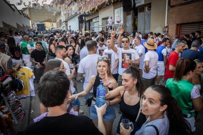 Abran bien los ojos y vean, señores, qué hermosos despojos voy a subastar.