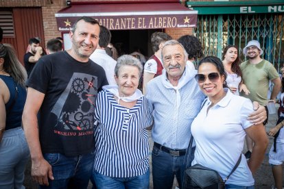 Abran bien los ojos y vean, señores, qué hermosos despojos voy a subastar.