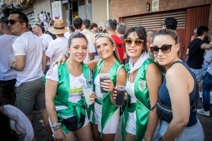 Abran bien los ojos y vean, señores, qué hermosos despojos voy a subastar.