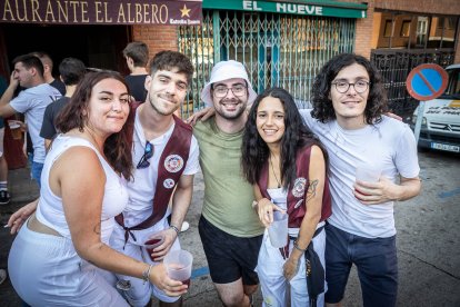 Abran bien los ojos y vean, señores, qué hermosos despojos voy a subastar.
