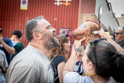 Abran bien los ojos y vean, señores, qué hermosos despojos voy a subastar.