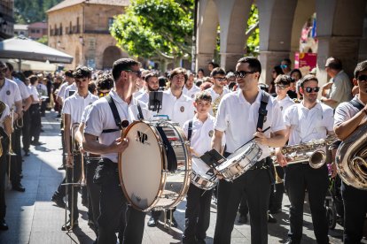 Los sorianos se visten con sus mejores galas para arropar las calderas de las distintas cuadrillas.