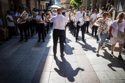 Los sorianos se visten con sus mejores galas para arropar las calderas de las distintas cuadrillas.