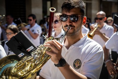 Los sorianos se visten con sus mejores galas para arropar las calderas de las distintas cuadrillas.