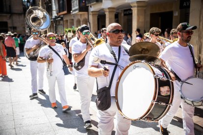Los sorianos se visten con sus mejores galas para arropar las calderas de las distintas cuadrillas.