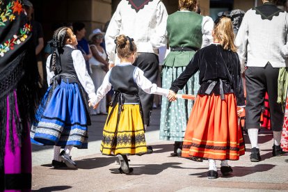 Los sorianos se visten con sus mejores galas para arropar las calderas de las distintas cuadrillas.
