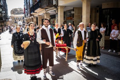 Los sorianos se visten con sus mejores galas para arropar las calderas de las distintas cuadrillas.
