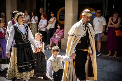 Los sorianos se visten con sus mejores galas para arropar las calderas de las distintas cuadrillas.