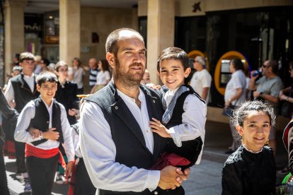 Los sorianos se visten con sus mejores galas para arropar las calderas de las distintas cuadrillas.