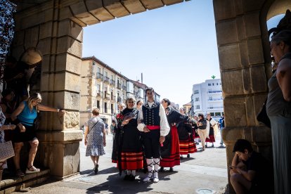 Los sorianos se visten con sus mejores galas para arropar las calderas de las distintas cuadrillas.