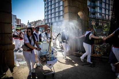 Los sorianos se visten con sus mejores galas para arropar las calderas de las distintas cuadrillas.