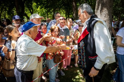 Los sorianos se visten con sus mejores galas para arropar las calderas de las distintas cuadrillas.