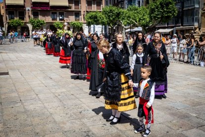 El acto se celebra antes de la tradicional bajada a las Bailas que finaliza los Sanjuanes