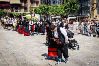 El acto se celebra antes de la tradicional bajada a las Bailas que finaliza los Sanjuanes