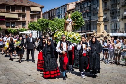 El acto se celebra antes de la tradicional bajada a las Bailas que finaliza los Sanjuanes