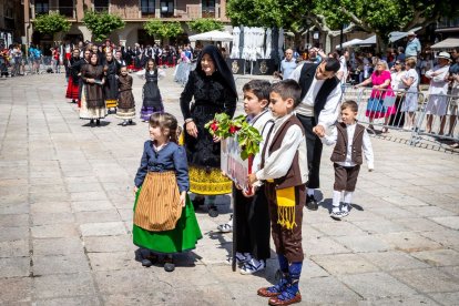 El acto se celebra antes de la tradicional bajada a las Bailas que finaliza los Sanjuanes