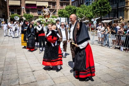 El acto se celebra antes de la tradicional bajada a las Bailas que finaliza los Sanjuanes