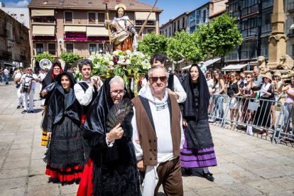El acto se celebra antes de la tradicional bajada a las Bailas que finaliza los Sanjuanes