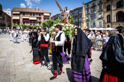 El acto se celebra antes de la tradicional bajada a las Bailas que finaliza los Sanjuanes