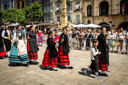 El acto se celebra antes de la tradicional bajada a las Bailas que finaliza los Sanjuanes