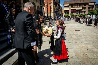 El acto se celebra antes de la tradicional bajada a las Bailas que finaliza los Sanjuanes
