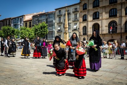 El acto se celebra antes de la tradicional bajada a las Bailas que finaliza los Sanjuanes