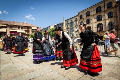 El acto se celebra antes de la tradicional bajada a las Bailas que finaliza los Sanjuanes
