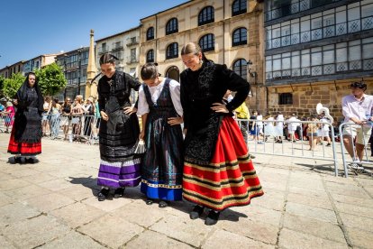 El acto se celebra antes de la tradicional bajada a las Bailas que finaliza los Sanjuanes