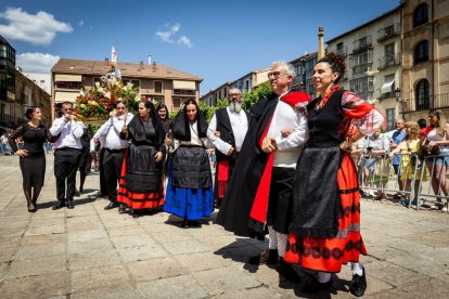 El acto se celebra antes de la tradicional bajada a las Bailas que finaliza los Sanjuanes